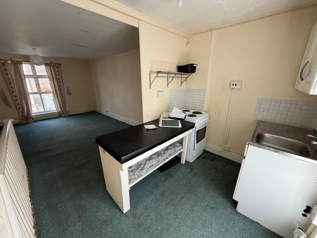 Lot: 88 - MIXED USE BUILDING FOR IMPROVEMENT AND REPAIR - Living and kitchen area on the first floor